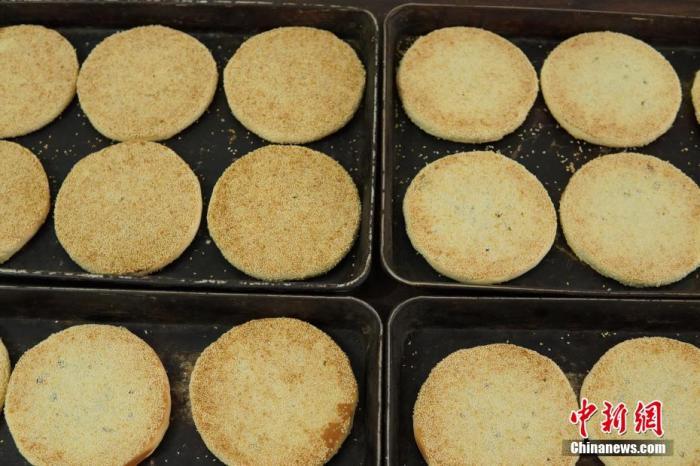 ↑资料图：新鲜出炉的月饼香气扑鼻，令人垂涎。王昊阳 摄