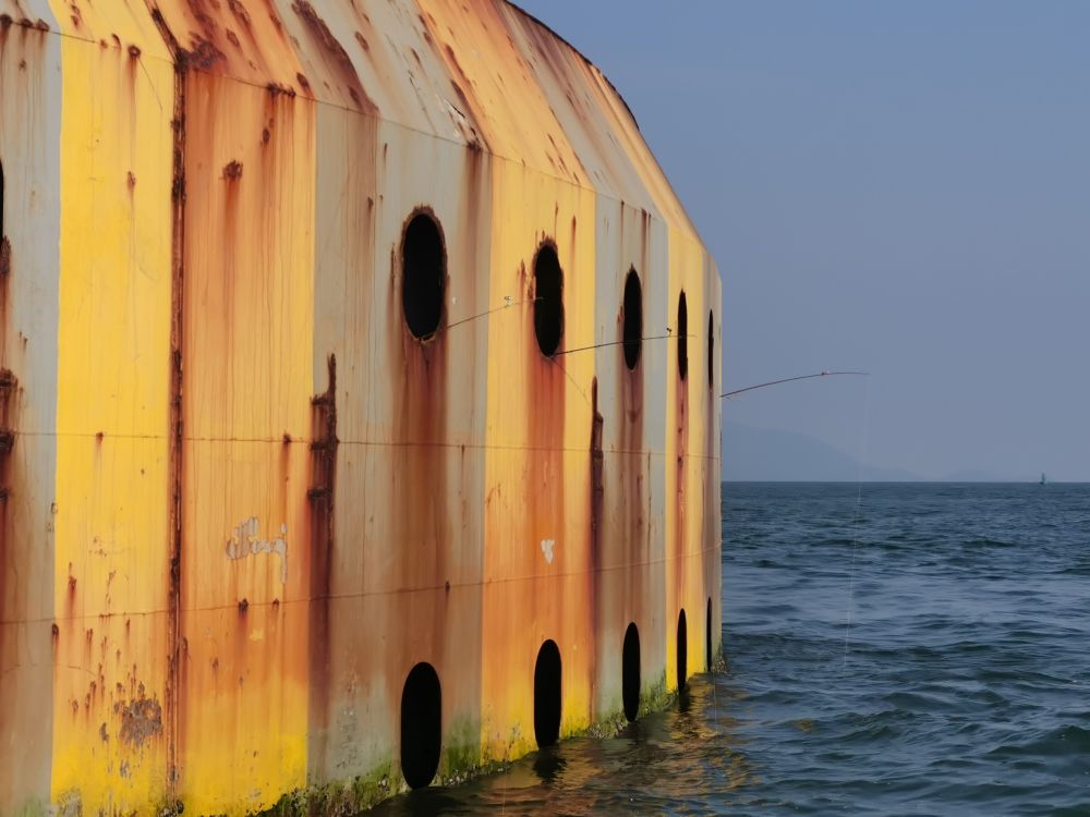 坐船到港珠澳大桥桥墩上钓鱼 11人已被抓获