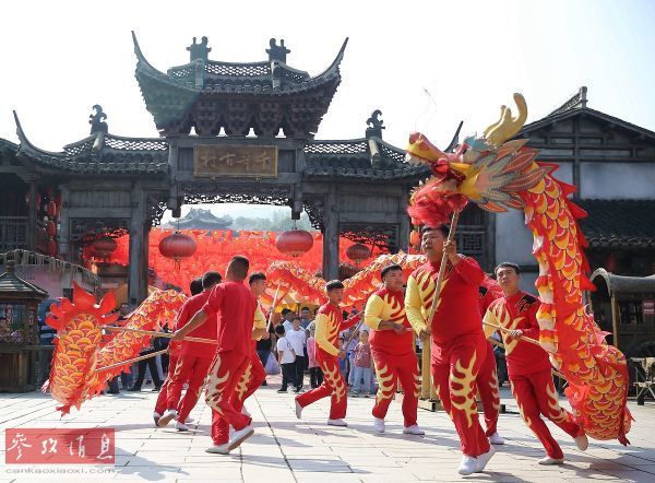 境外媒体关注：中国“双节”同欢 旺似过年