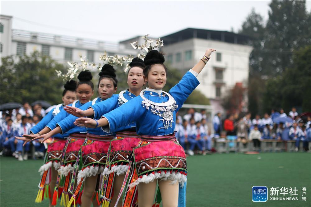 10月29日,在贵州省丹寨县扬武镇中学,盛装打扮的学生参加校园"锦鸡操"