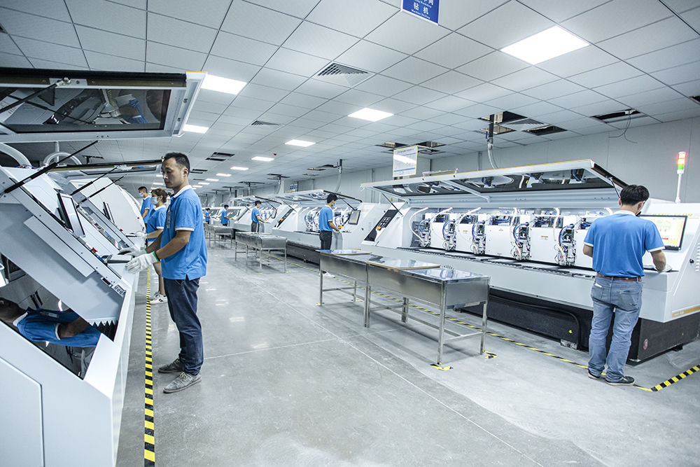 重庆西部电子电路产业园内工人在新建的生产线上工作