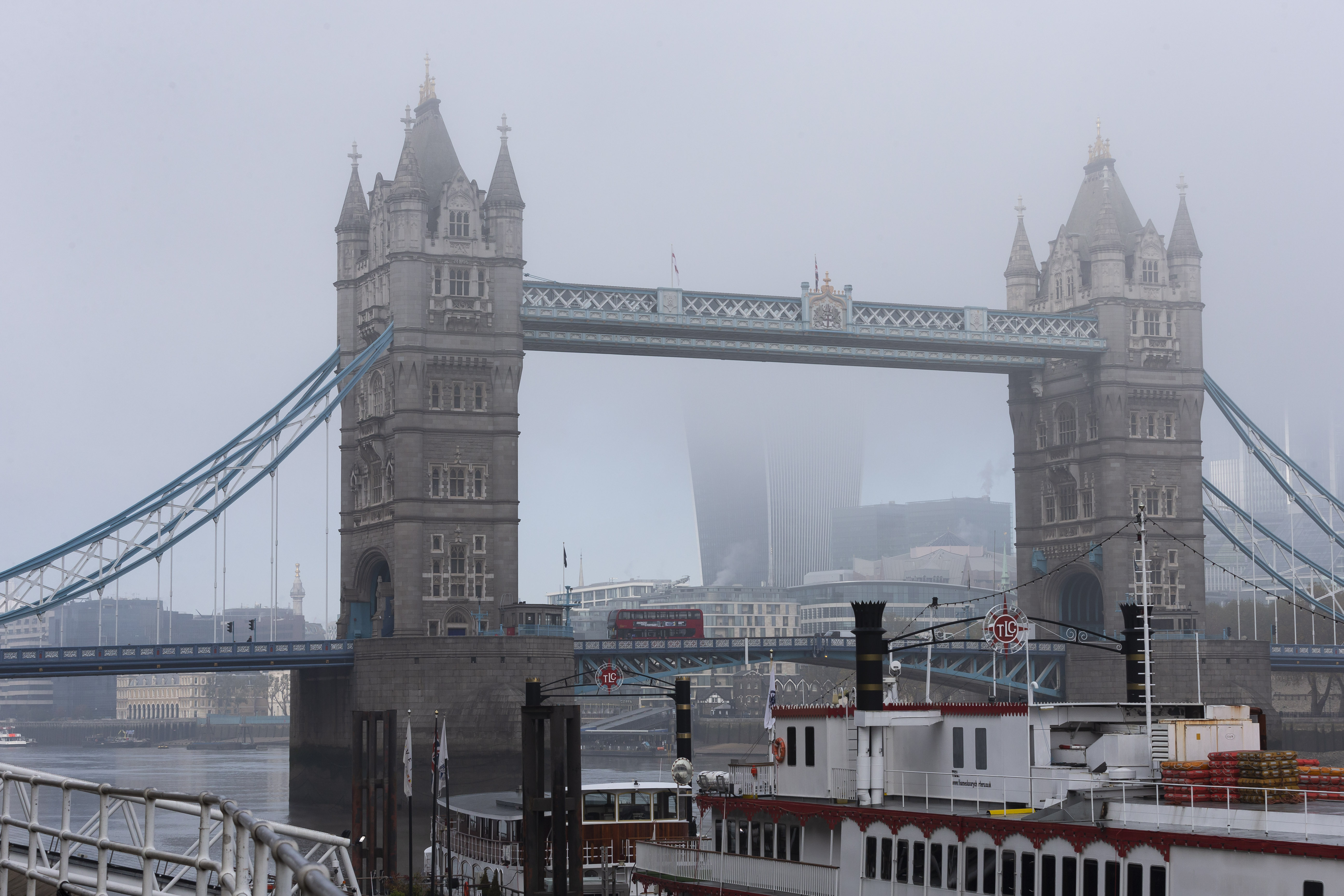   ↑这是11月5日在英国伦敦拍摄的大雾笼罩下的伦敦塔桥