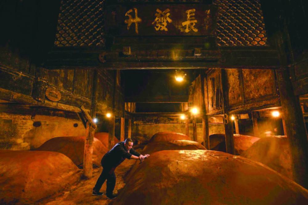 源起1368的古窖池如何酿出五粮液记者走进五粮液老作坊感受顶尖酿造