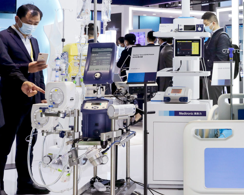 医疗器械及医药保健展区的美敦力展台展出新一代ecmo技术.