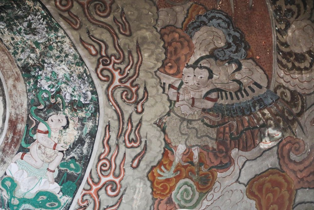这是11月29日在麦积山石窟拍摄的彩绘壁画.新华社记者 马希平 摄