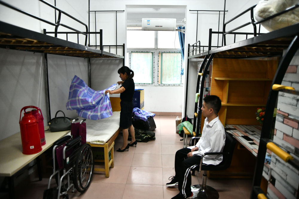 并为程东东和母亲提供了一间位于一楼的爱心宿舍很快程东东所在的班级