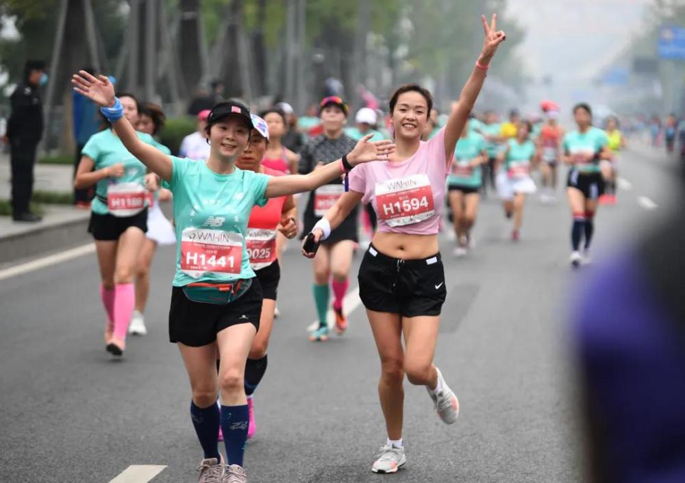 承不承认！今天这群美女|承不承认！今天这群美女，是南滨路上最美的风景~