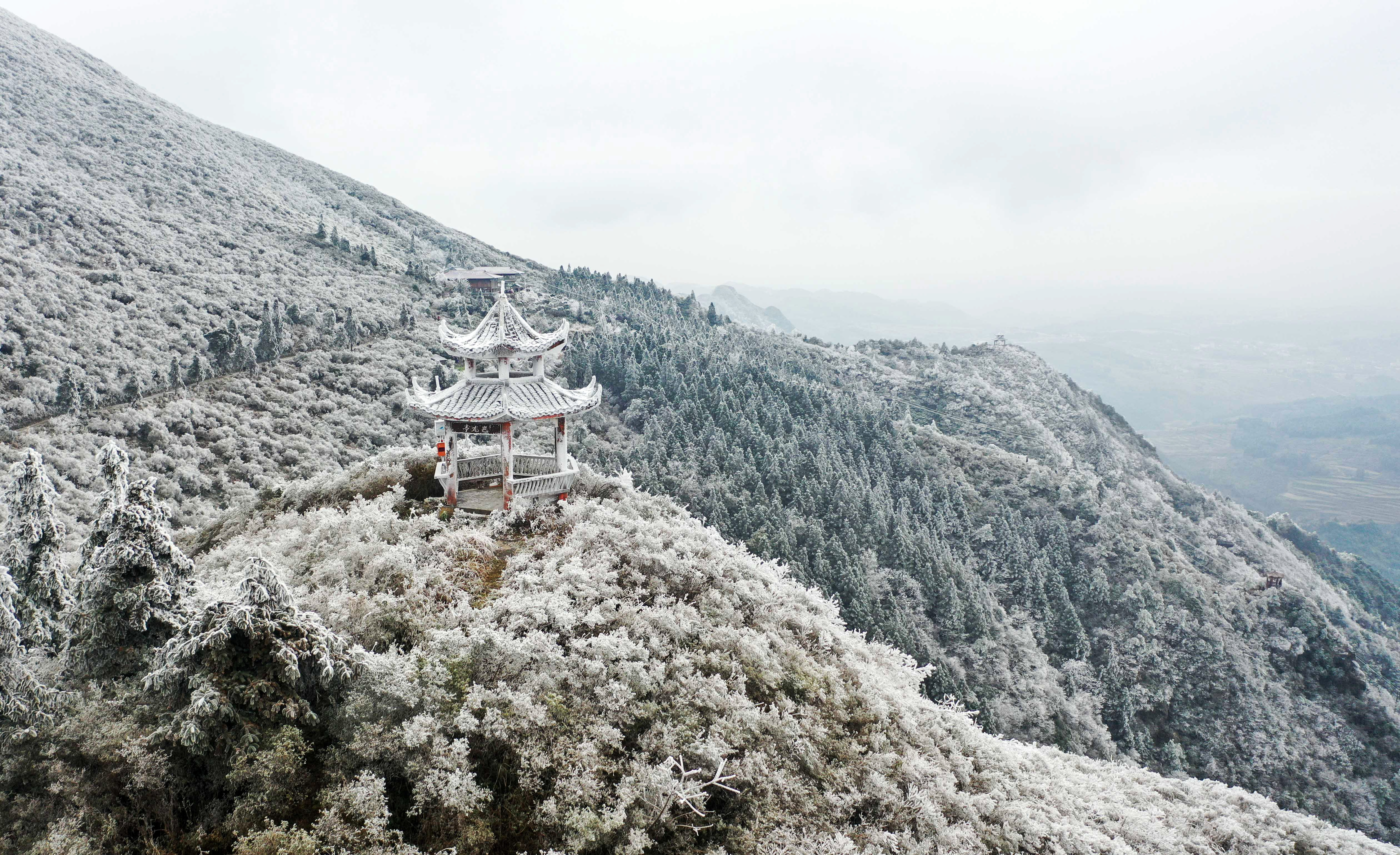 这是12月16日拍摄的贵州省丹寨县龙泉山景区(无人机照片)