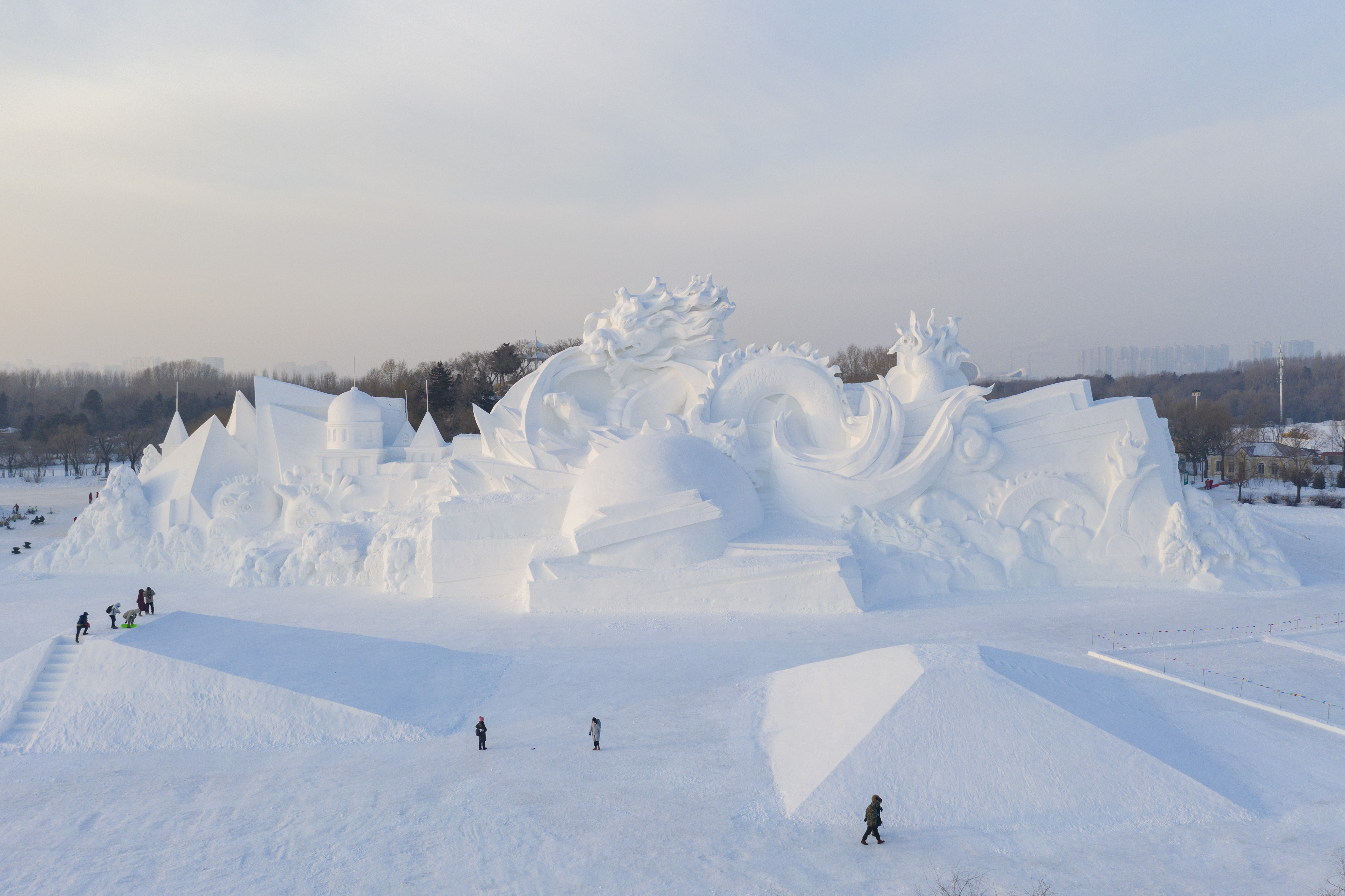 走进"雪博会"就像走进了"雪雕博物馆",人们在园区内观赏游玩,畅享冬日