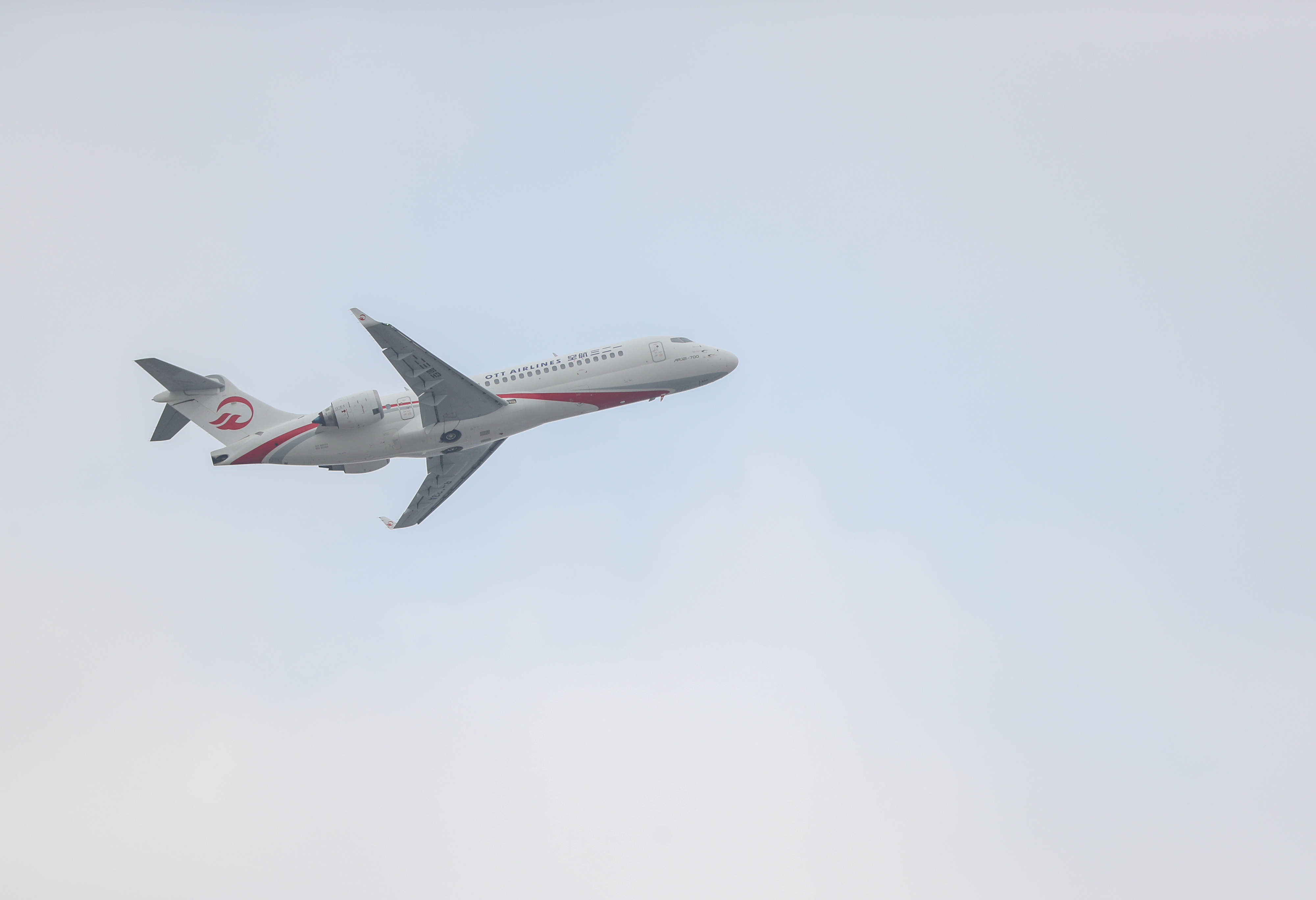 12月28日,执飞一二三航空首航航班的国产飞机arj21从上海虹桥机场