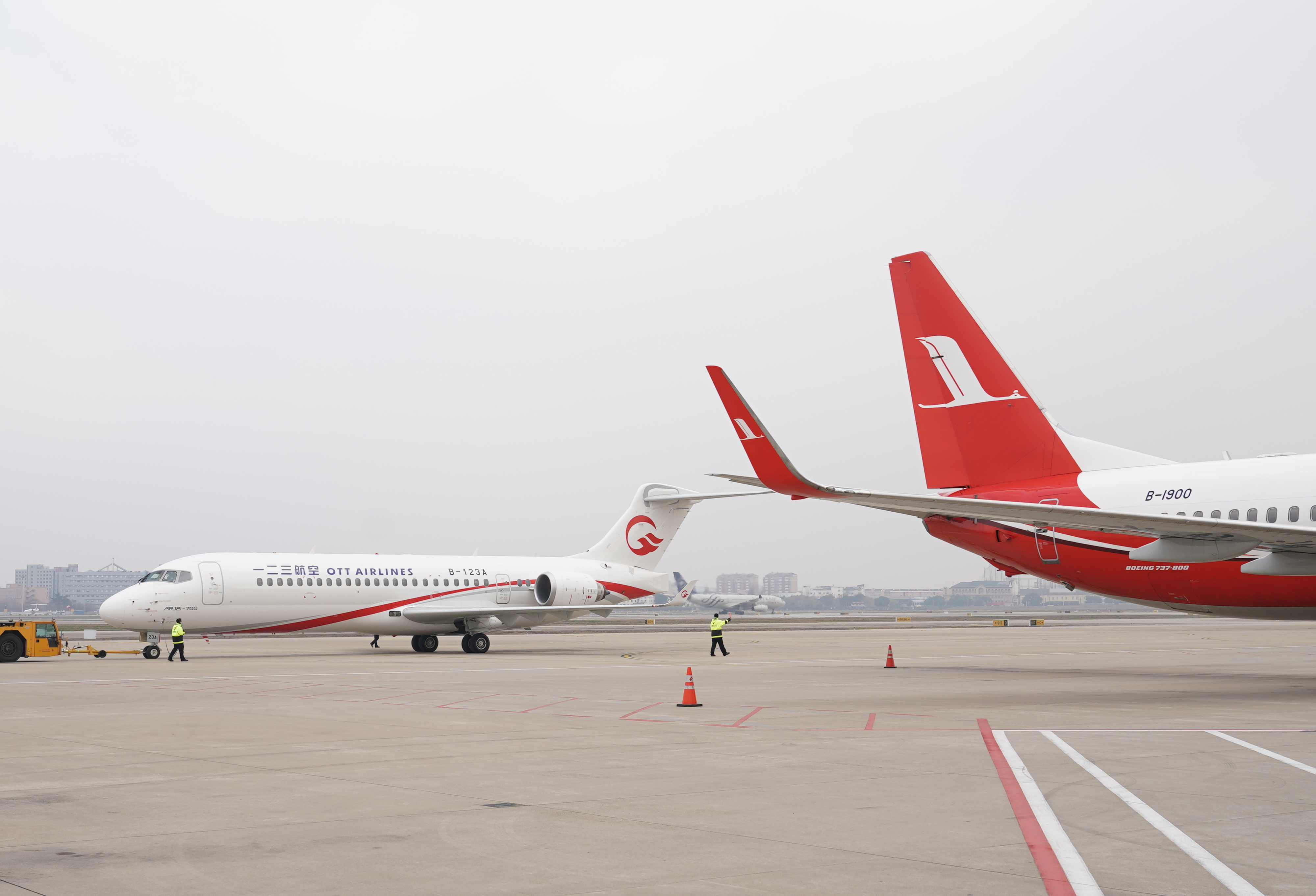 12月28日,在上海虹桥机场,执飞一二三航空首航航班的国产飞机arj21