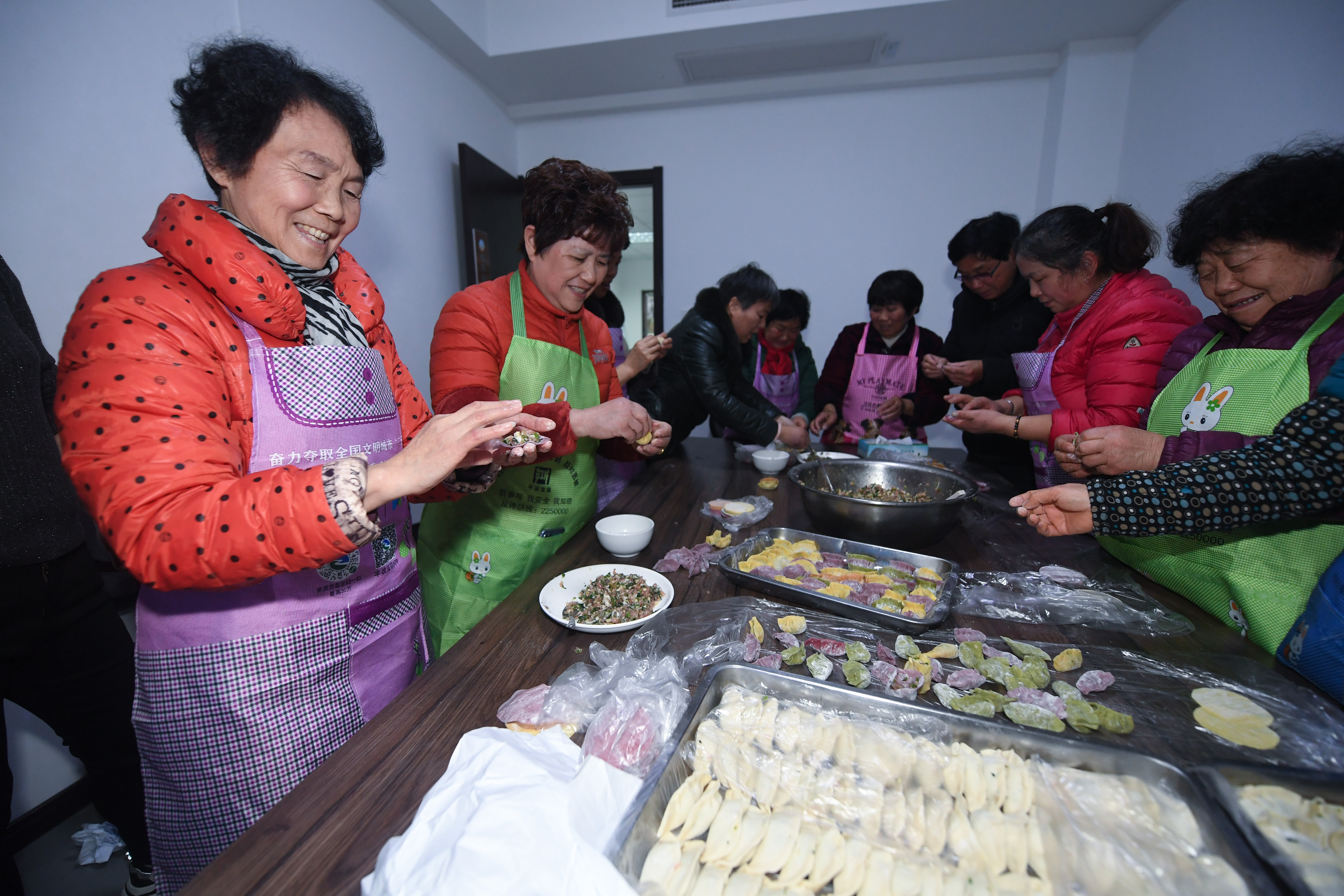 街道多个社区开展"辞旧岁 迎新年"活动,举行了安全知识讲座,包饺子,做