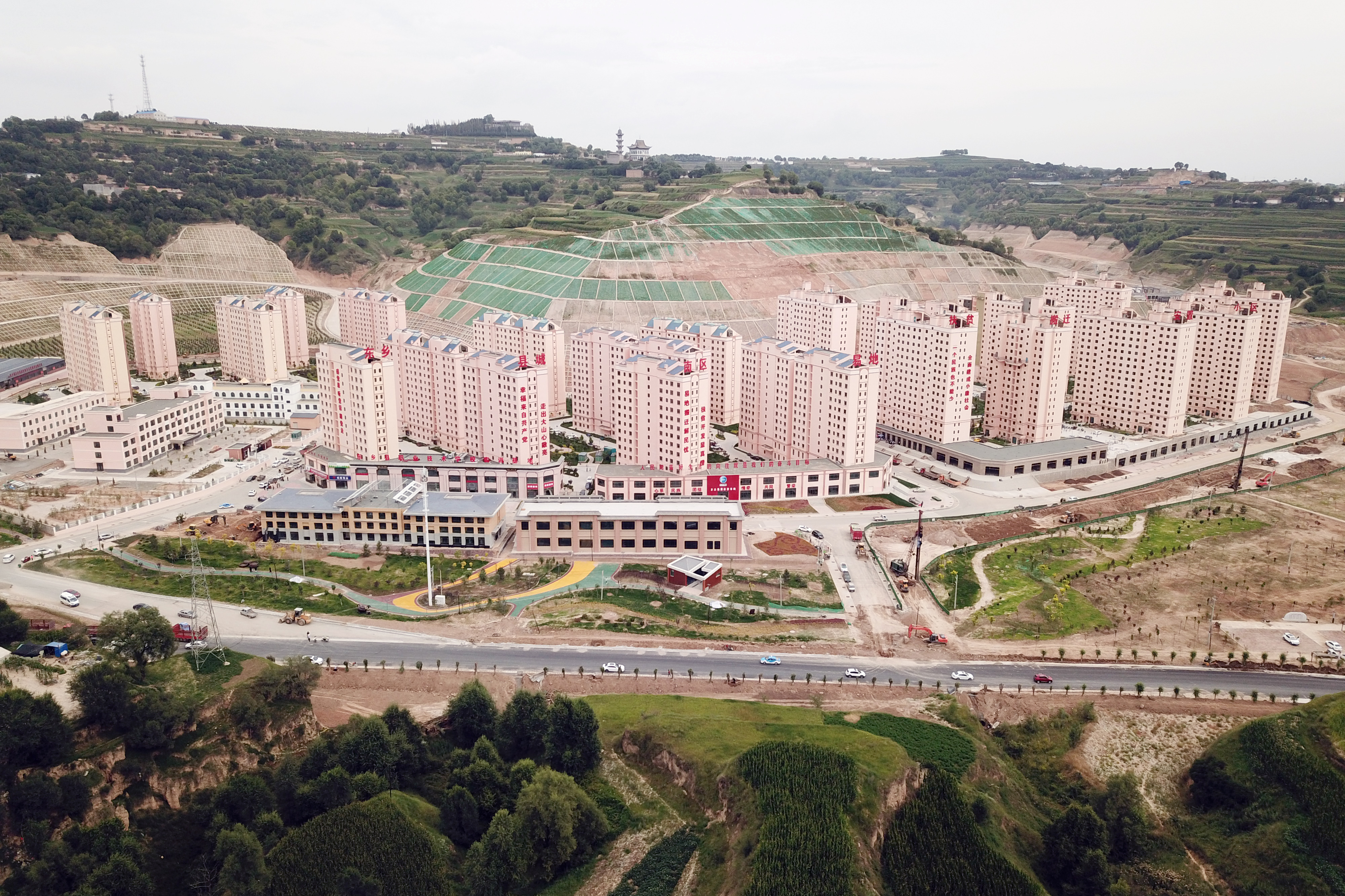 这是在东乡族自治县拍摄的县城南区易地扶贫搬迁安置小区(无人机