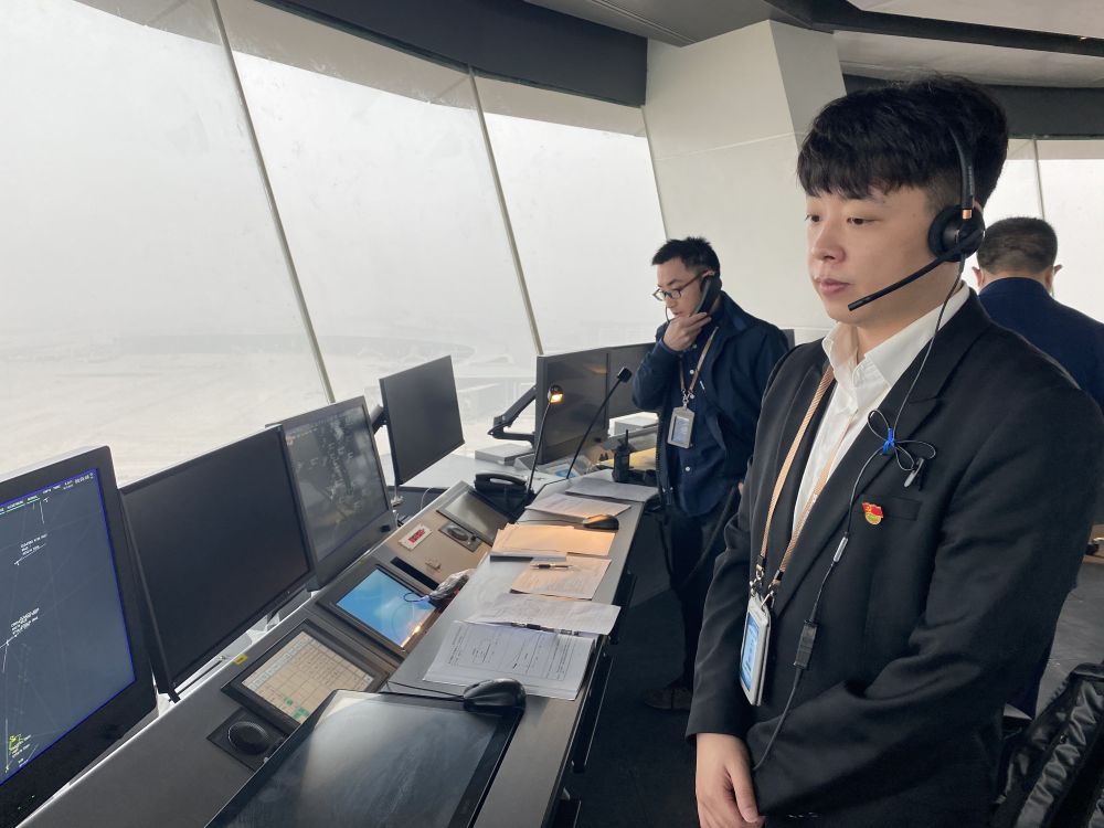 图为西南空管天府塔台管制员正指挥校飞飞行