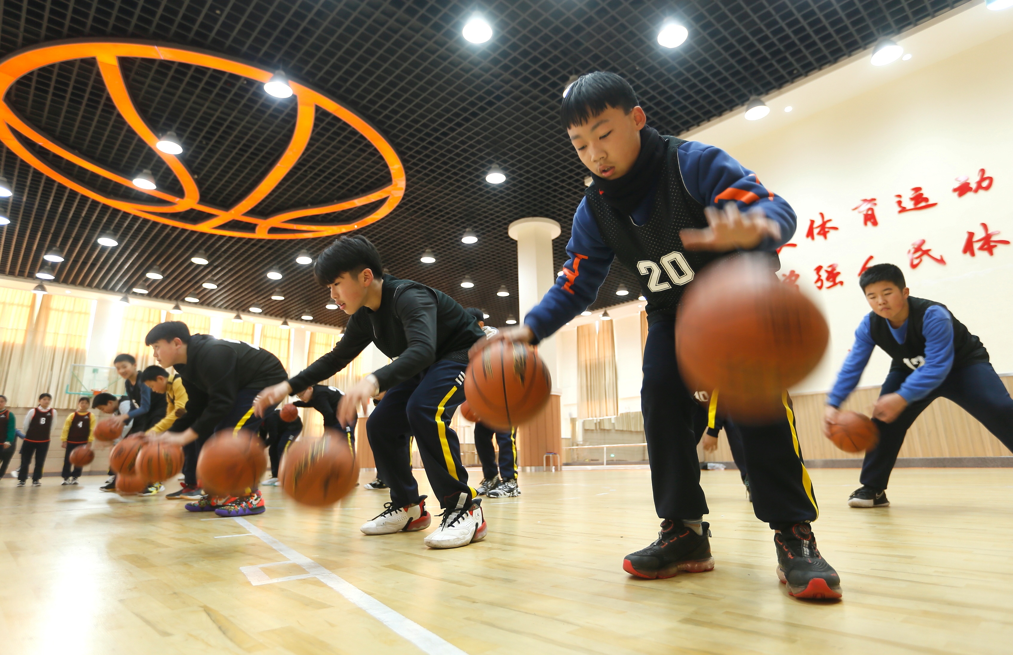 不断丰富体育课程内容,开设多个体育运动社团,鼓励学生参与篮球,足球