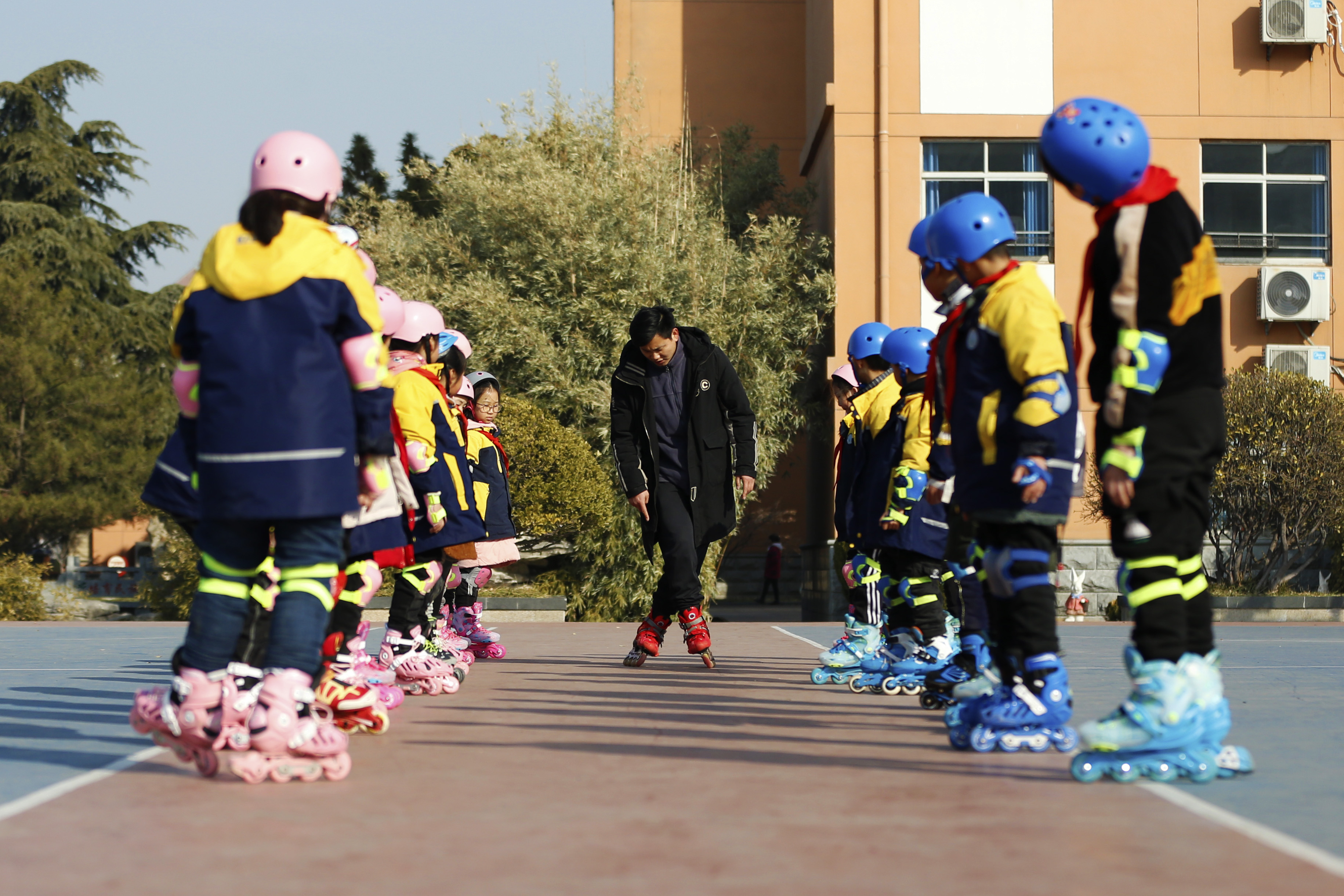江苏泗洪:校园轮滑冬训忙