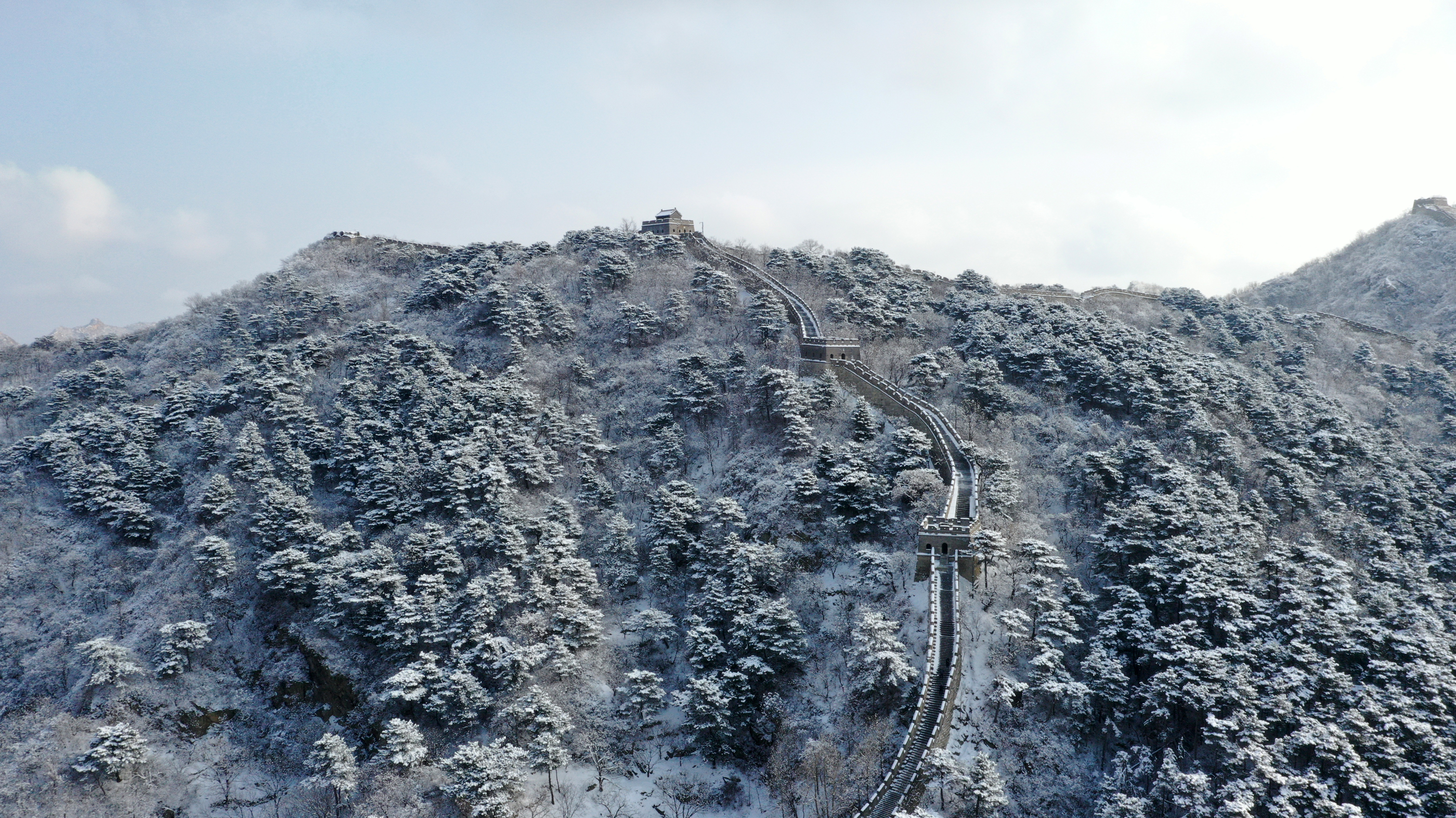 长城脚下的公社雪景图片