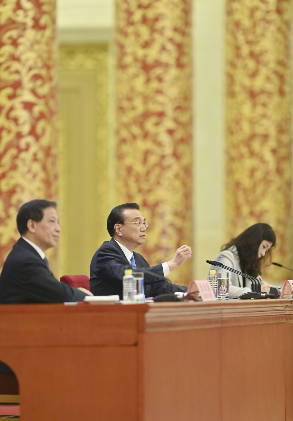 李克強(qiáng)總理出席記者會(huì)并回答中外記者提問