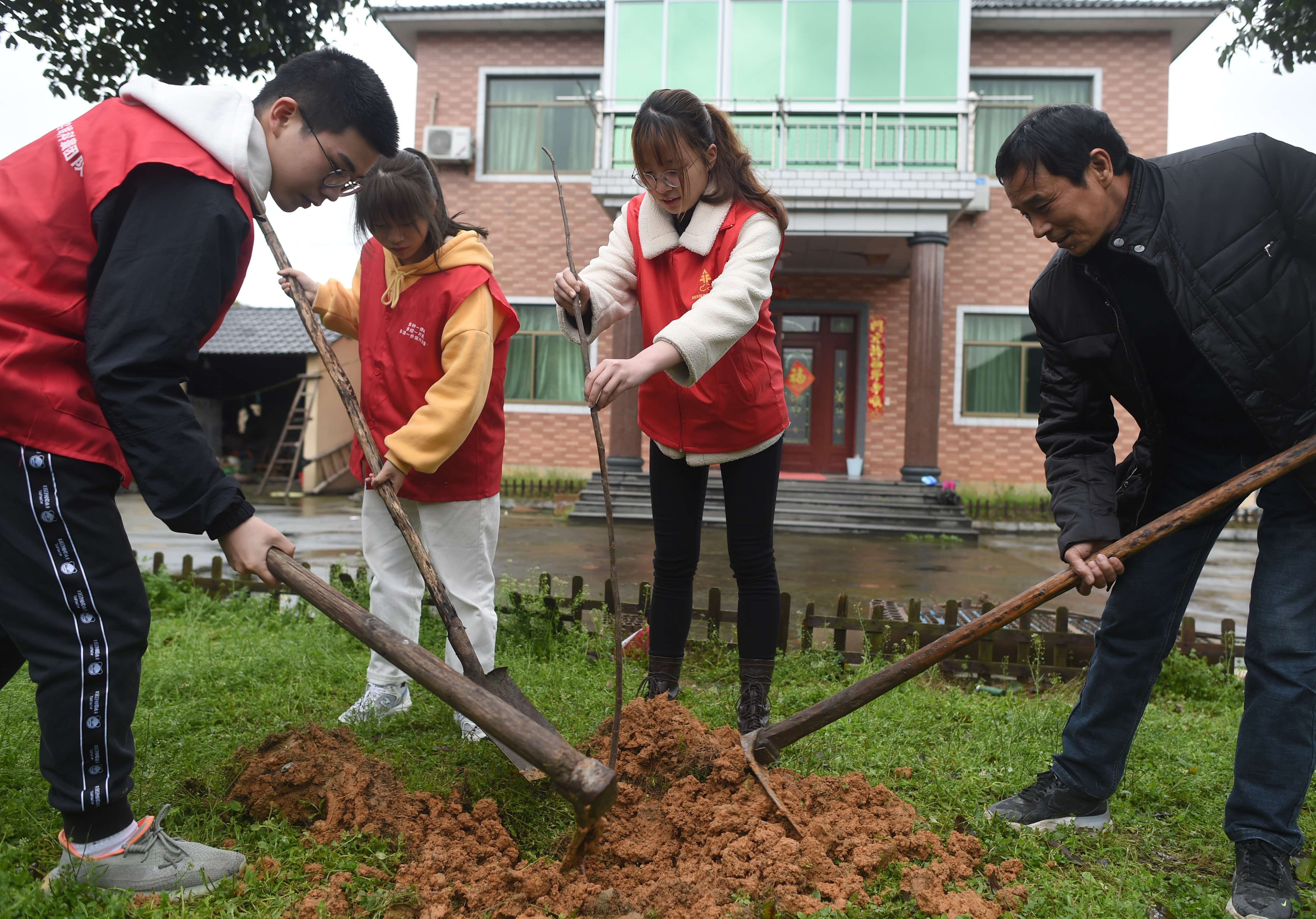 3月20日,志愿者吴科寰(左一)在诸暨市次坞镇吴高坞村农民吴正灿(右