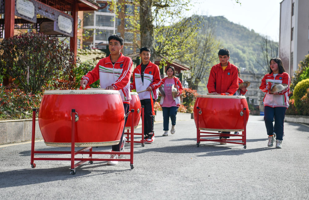 3月23日,贵州省龙里县第三中学学生在搬运木鼓.