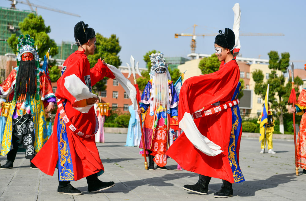 古老花灯戏 校园有传人
