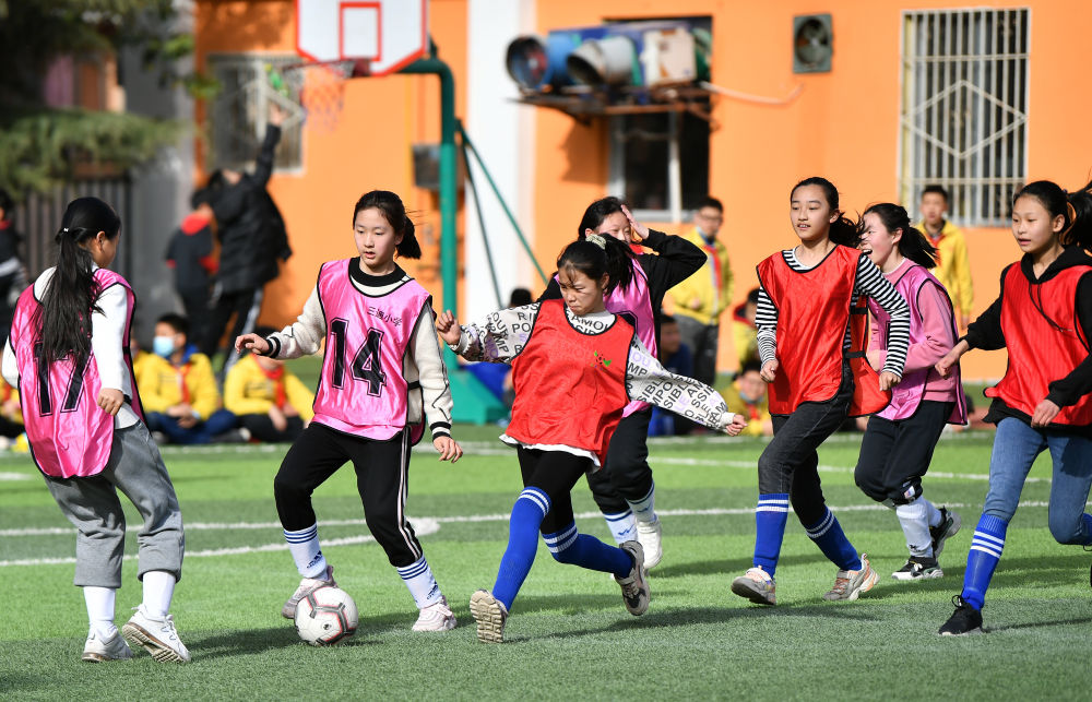 宝鸡市三迪小学的学生下午放学后在学校进行足球训练(3月22日摄).