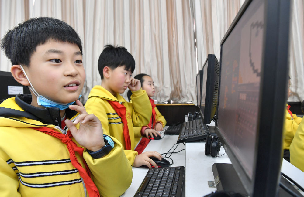 宝鸡市三迪小学的学生下午放学后在学校进行编程练习(3月22日摄).