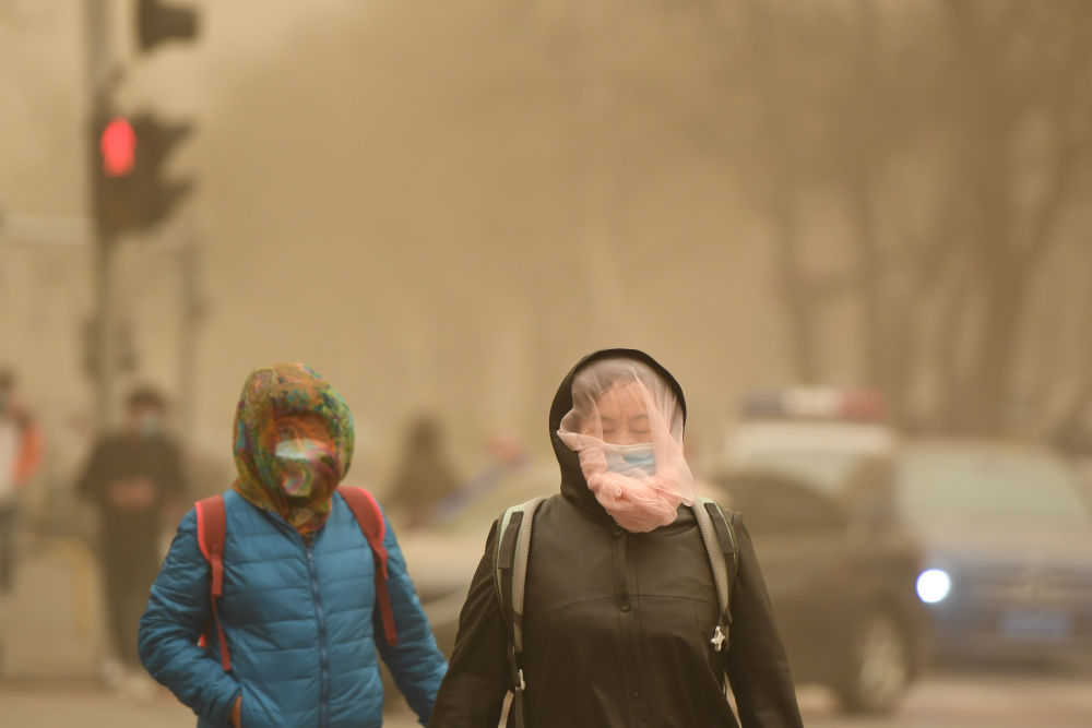 包头,呼和浩特,锡林郭勒西部地区都出现能见度不足500米的强沙尘暴