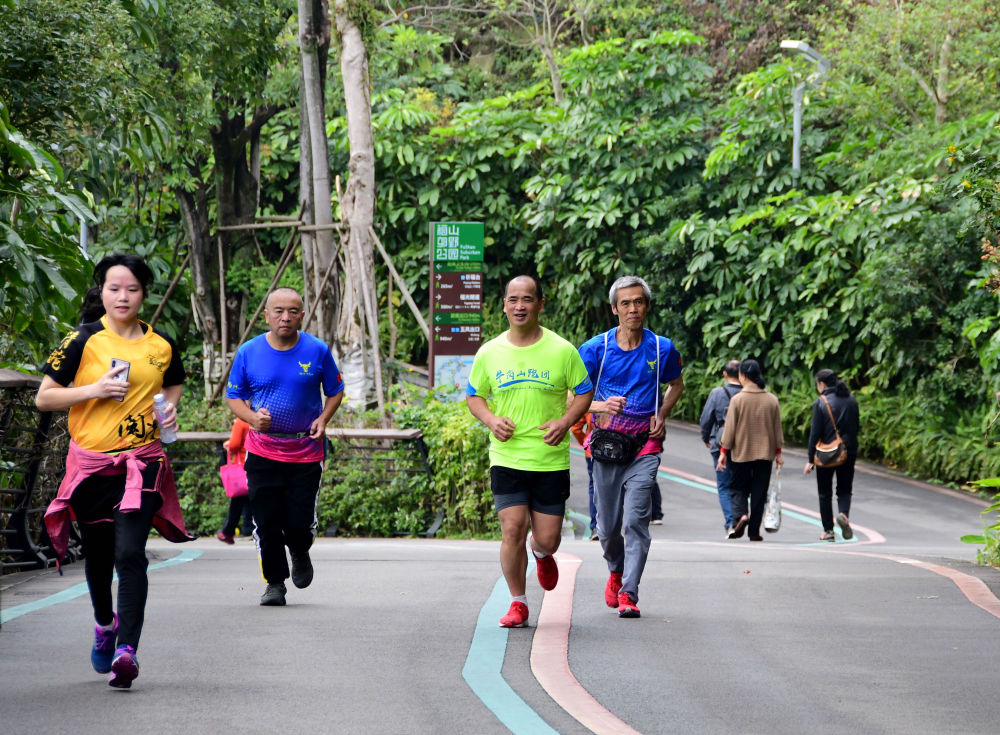 &emsp;&emsp;2月28日,长跑爱好者在公园环山绿道上跑步.