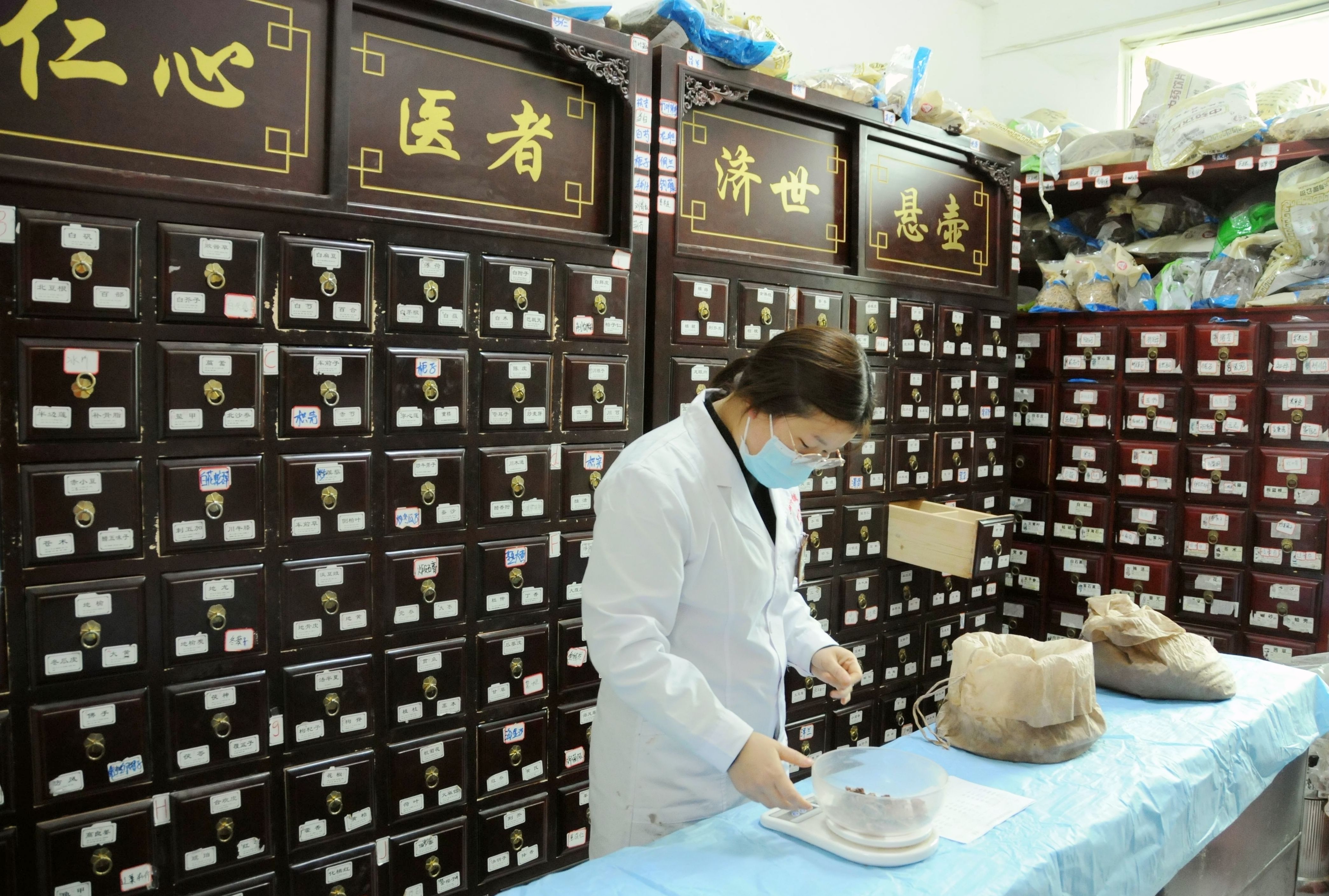 贵州乡镇中医馆给基层群众看病提供新选择