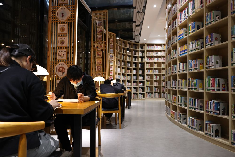 4月21日,市民在温州城市书房内静心阅读.新华社发(周汉祥 摄)