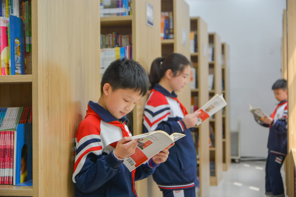 4月22日,河北省邯郸市邯山区渚河路小学学生在学校图书馆借阅书籍.