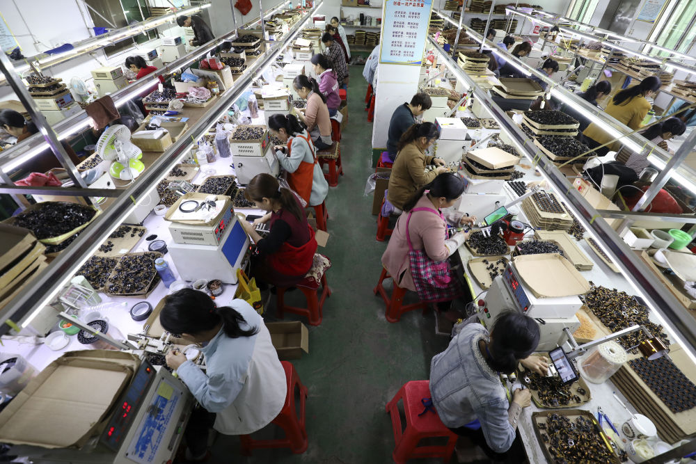 4月28日,湖南省资兴市唐洞街道田心社区的妇女在一家电子厂加工电 