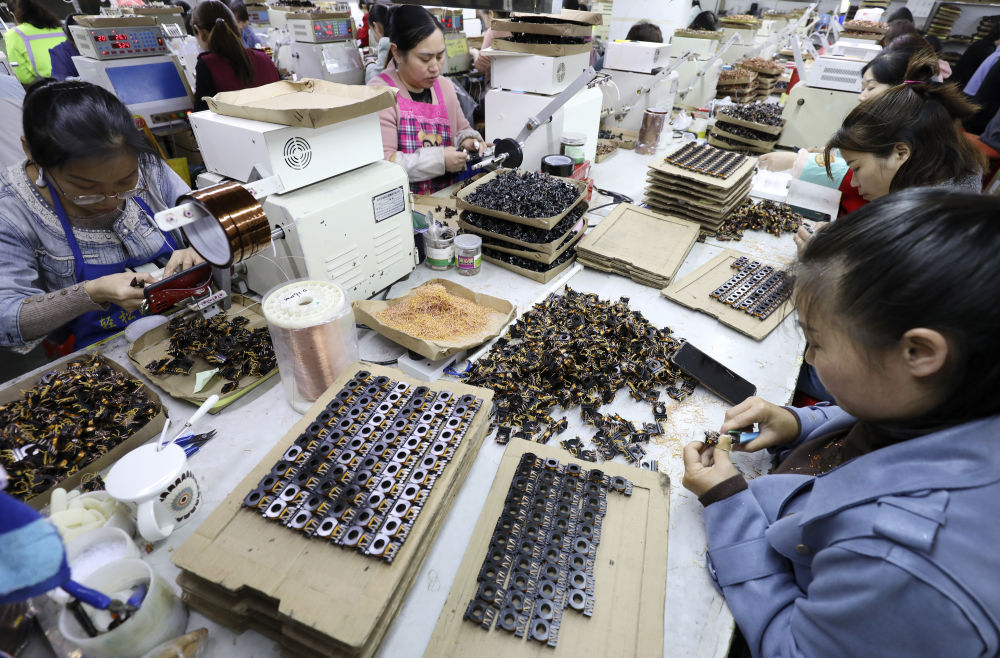 4月28日,湖南省资兴市唐洞街道田心社区的妇女在一家电子厂加工电 
