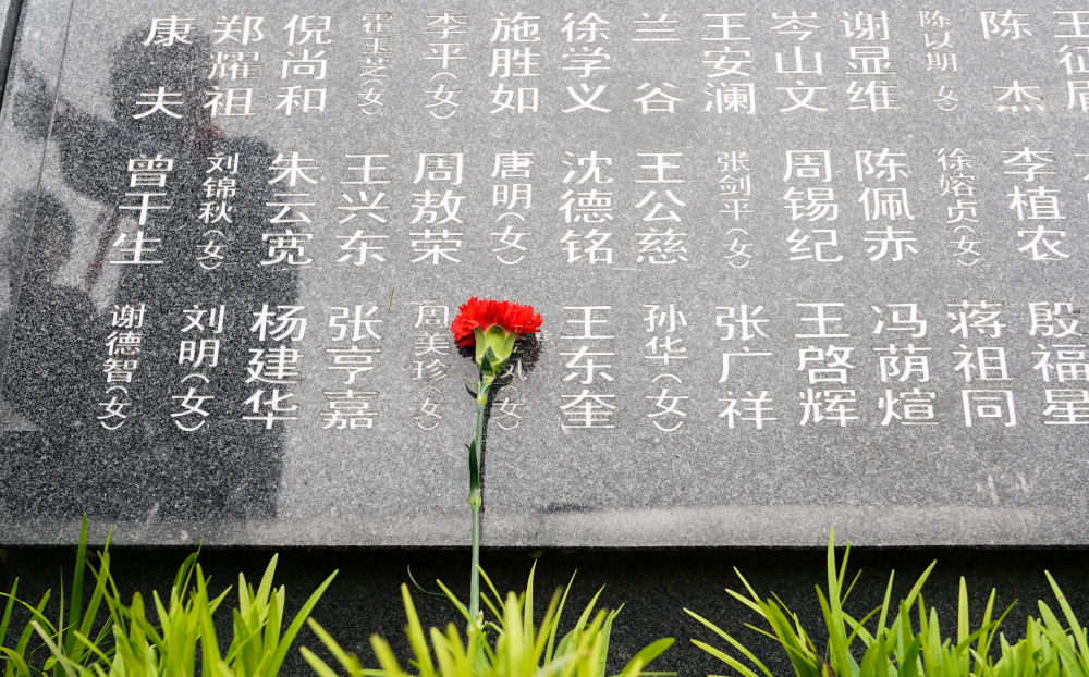 【网络中国节·清明】清明祭英烈：当新四军老战士来到战友墓前