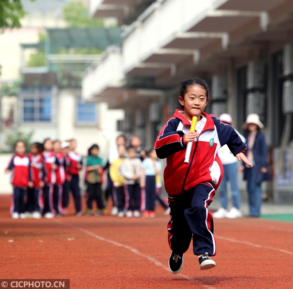 浙江省湖州市长兴县第四小学一,二年级的学生在进行50米迎面接力跑