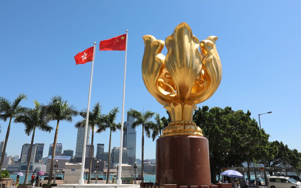 在香港金紫荆广场上,五星红旗和紫荆花旗迎风飘扬(2019年8月5日摄).
