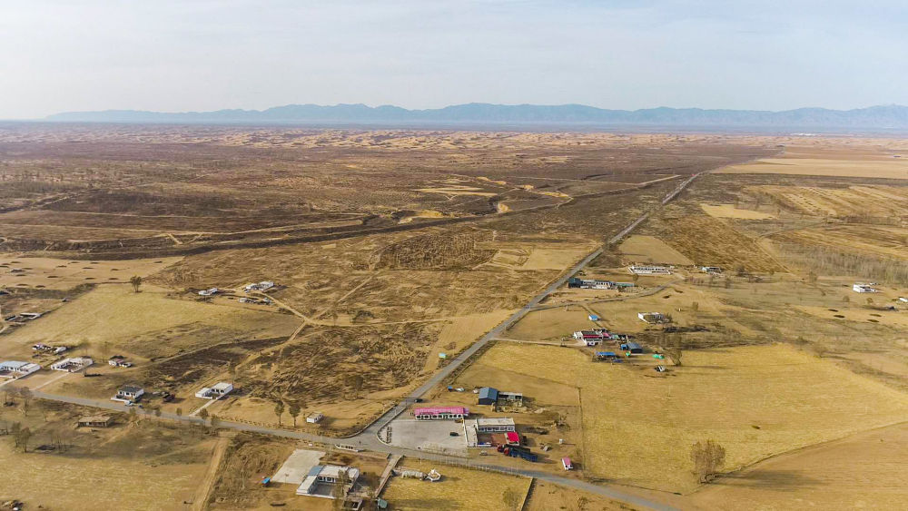 这是位于库布其沙漠边缘的内蒙古达拉特旗官井村(4月3日摄,无人机