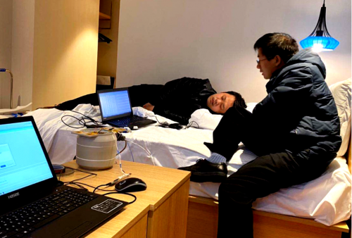 图为研制团队成员在北京连夜测试,图片由南京航空航天大学航天学院提供 图为研制团队成员在北京连夜测试,图片由南京航空航天大学航天学院提供