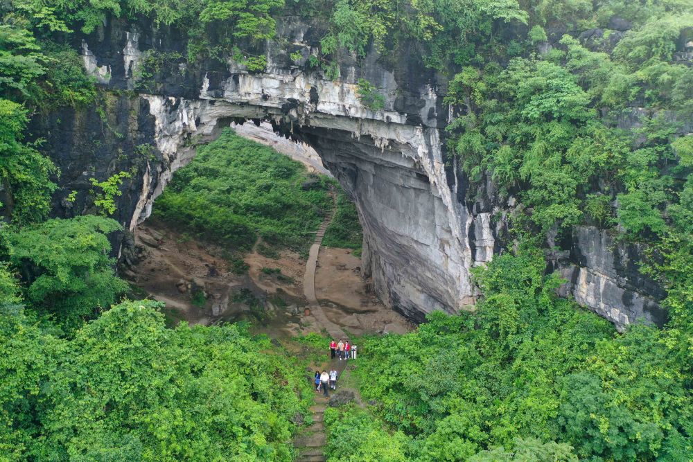5月19日,游客在湖南省道县月岩风景区游览(无人机照片).