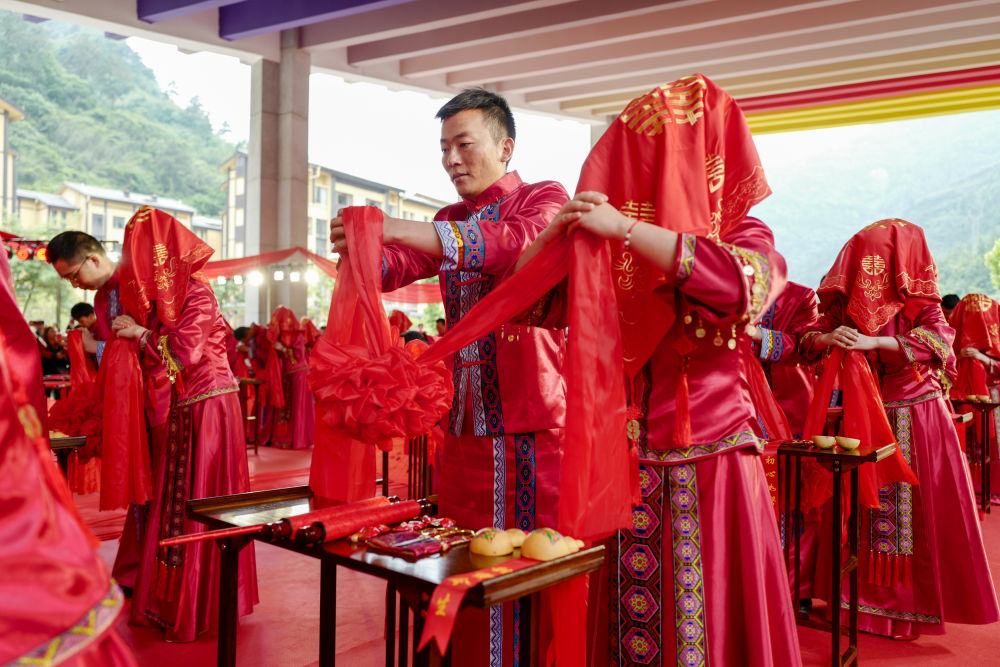 这是2021年"世界蜜蜂日"中国(重庆·石柱)主会场活动的集体婚礼现场