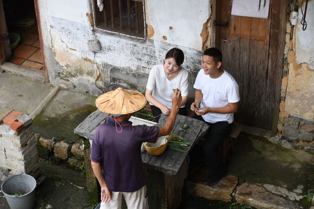 柯嘉华,周晰:爱在家乡—90后"学霸"回乡创业发展生态农业