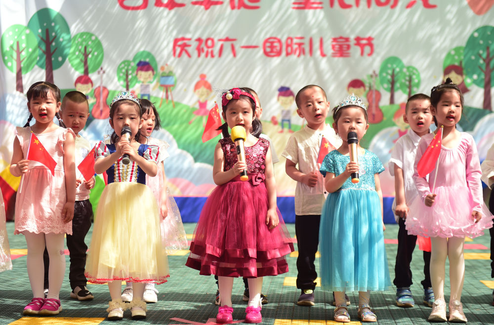 5月27日,北京市政府机关幼儿园的小朋友演唱歌曲.