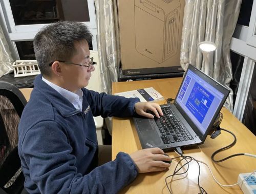 图为王小涛在备课,图片由南京航空航天大学航天学院提供 图为王小涛在备课,图片由南京航空航天大学航天学院提供
