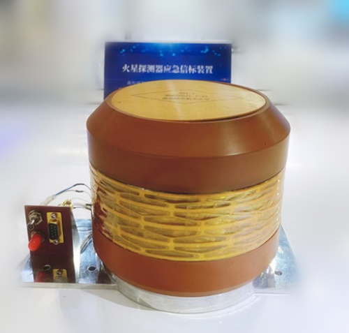 图为火星探测器应急信标装置样品,南京广电集团融媒新闻中心记者林溪摄于中国航天大会 图为火星探测器应急信标装置样品,南京广电集团融媒新闻中心记者林溪摄于中国航天大会