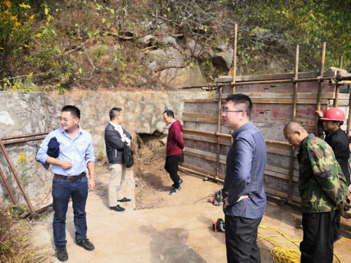 图为研制人员在高速冲击实验场,图片由南京航空航天大学航天学院提供 图为研制人员在高速冲击实验场,图片由南京航空航天大学航天学院提供