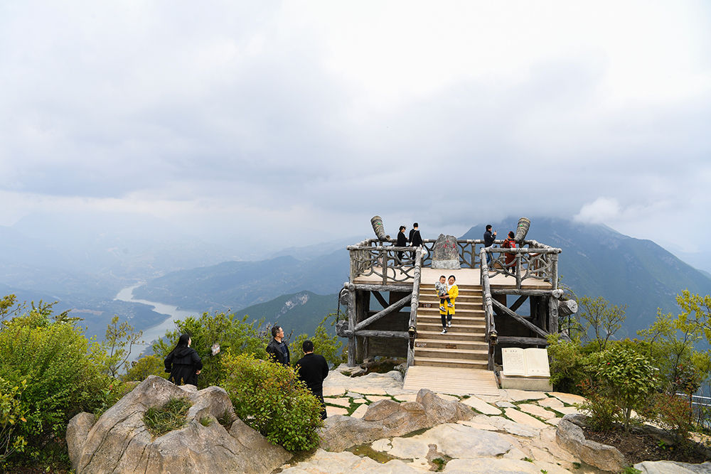 4月23日,游客在位于奉节县的三峡之巅风景区游览.