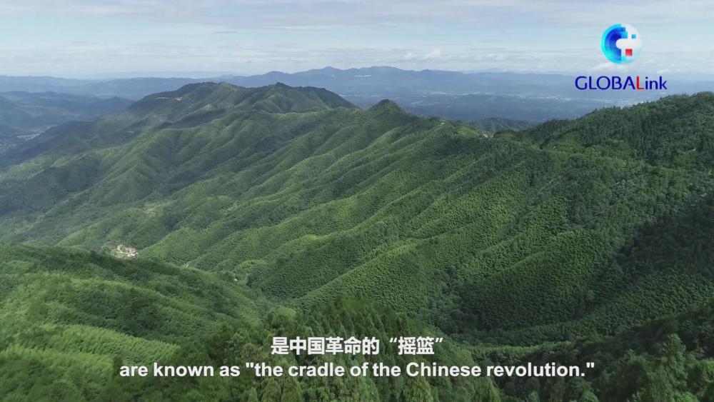 中国湘赣边界罗霄山脉中段的井冈山   是中国革命的"摇篮"