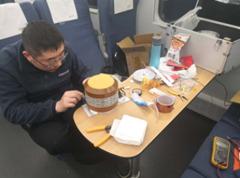 图为张子建在高铁上工作,图片由南京航空航天大学航天学院提供 图为张子建在高铁上工作,图片由南京航空航天大学航天学院提供