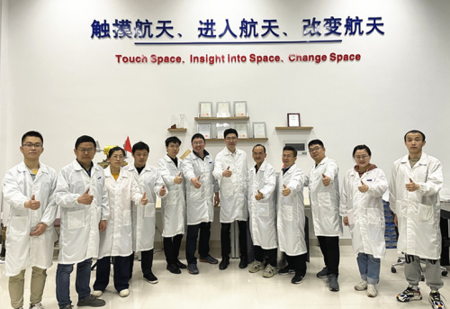 图为火星探测器应急信标装置研制团队,图片由南京航空航天大学航天学院提供 图为火星探测器应急信标装置研制团队,图片由南京航空航天大学航天学院提供